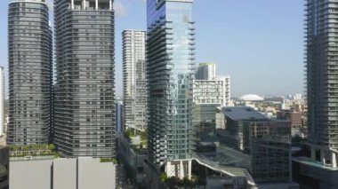 Modern iş binaları ve ofisler arasında hareket eden 4K hava görüntüsü, Miami ABD