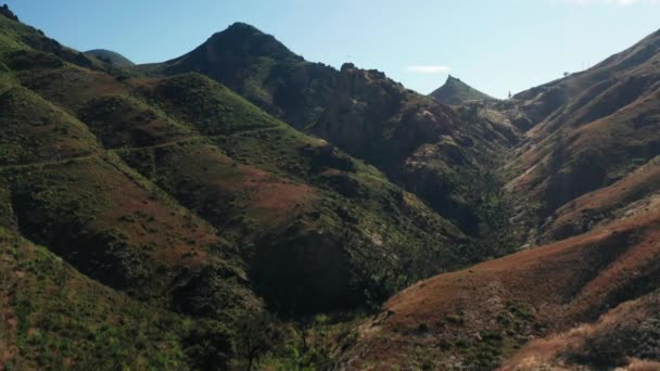 Montañas de Santa Mónica en el soleado día de verano, Malibú, área suburbana de Los Ángeles — Vídeos de Stock