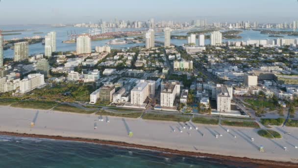 Beyaz kumlu, geniş, temiz plajda 4K hava manzarası. Gündoğumunda Miami Güney Sahili — Stok video