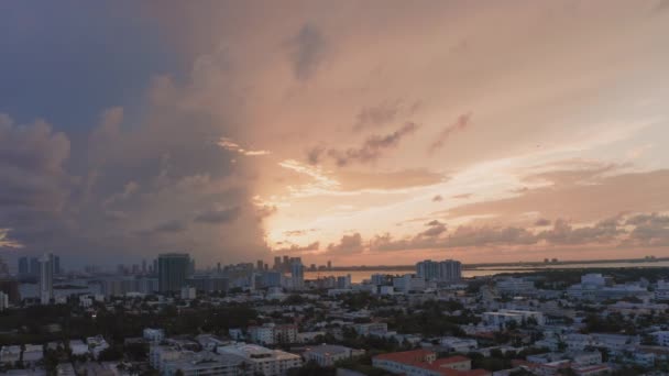4K-Drohne fliegt über Miami South Beach mit schönem rosa Sonnenuntergang im Gegenlicht — Stockvideo