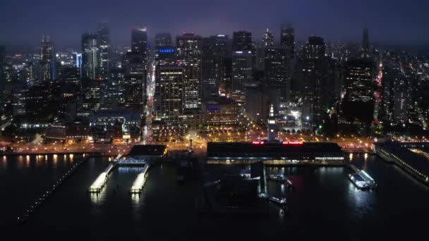 Gece vakti körfezdeki güzel Amerikan şehrinin sinematik manzarası. — Stok video