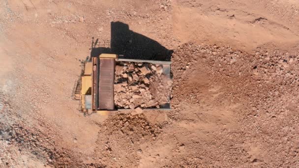 Cinematic aerial overhead view of a dumper truck lossen in de steengroeve, USA — Stockvideo