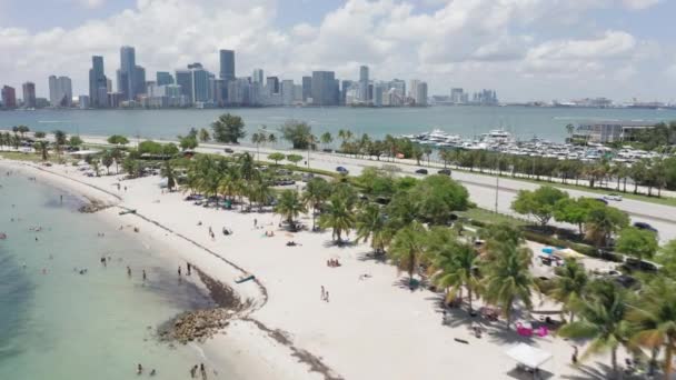 4K antenn utsikt på motorvägen längs vackra stranden och Miami centrum på bakgrunden — Stockvideo