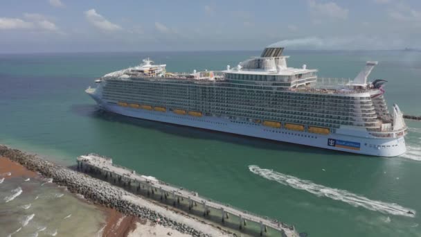 Vista aérea deslumbrante de belo navio de cruzeiro branco em direção ao oceano Atlântico — Vídeo de Stock