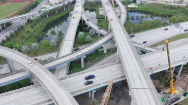 4K hava ulaşımı ve araçlar, yoğun otoyol kavşağının üzerinde İHA görüntüsü