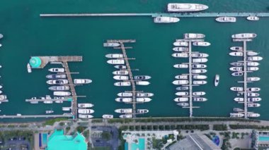 Miami şehir merkezindeki yat limanında 4K hava manzaralı.