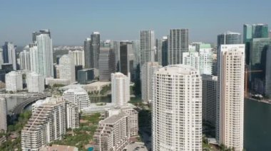 Miami 'deki birçok modern binanın çatısında 4K hava manzarası var.