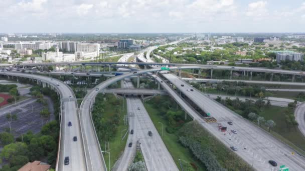 4k lufttransport och bilar, drönare flyger över motorvägen i Miami förort — Stockvideo