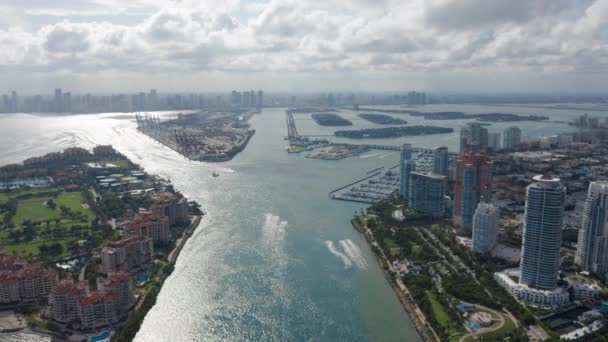 美しいマイアミ湾を飛ぶ4K航空印象的な景色は、フロリダUSA — ストック動画
