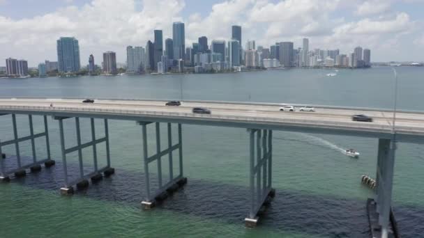 4K puente alto sobre el puerto de Miami con paisaje urbano en el fondo, Florida — Vídeo de stock