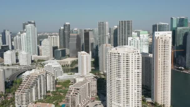 Vista aérea de 4K en los tejados de muchos edificios modernos en el centro de Miami — Vídeo de stock