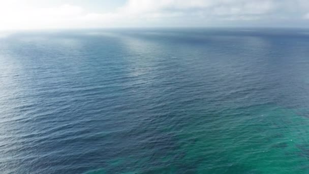 Witte wolken in de blauwe lucht boven de zee video 4K. Stille Oceaan strand panorama — Stockvideo