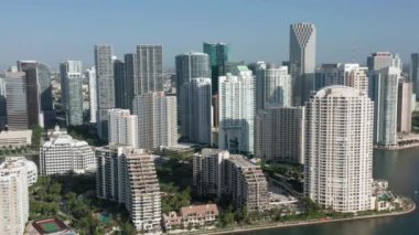 Miami Cityscape 'in yatay 4K görüntüsü. Saha görünümlü prestij özelliği.