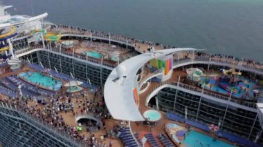 Bahamalar adaları yolculuğu. Turistler tatillerinde su parkında eğleniyorlar.