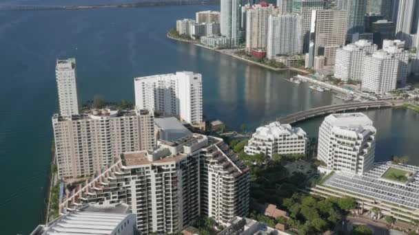 4K plano aéreo de prestigio distrito residencial con vista a la bahía. Ciudad de Miami — Vídeo de stock