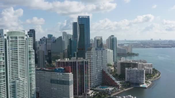 4K anténa působivé městské krajiny. Moderní Skyscapes jsou v přední linii v zálivu — Stock video