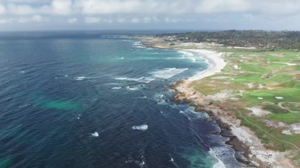 Cinematic nature, California, EE.UU. Filmación de campo de golf escénico con vista al mar — Vídeos de Stock