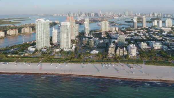 Miami South Beach napkeltekor. 4K antenna kilátás a széles tiszta strand fehér homok — Stock videók
