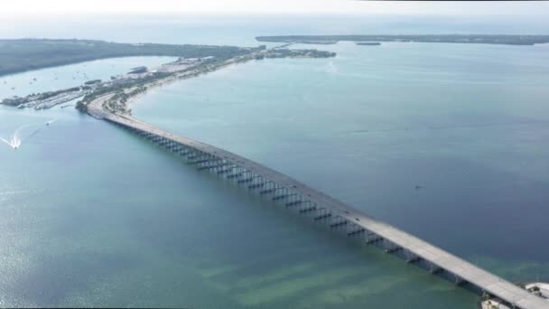 Vista aérea 4K na construção da arquitetura da ponte rodoviária sobre a baía de Miami — Vídeo de Stock