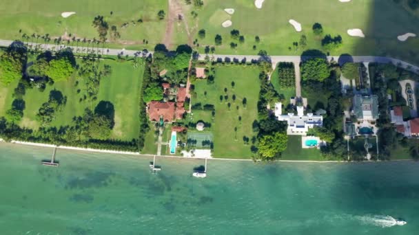 4K letecký pohled shora dolů na exkluzivní nemovitosti na soukromém tropickém ostrově — Stock video