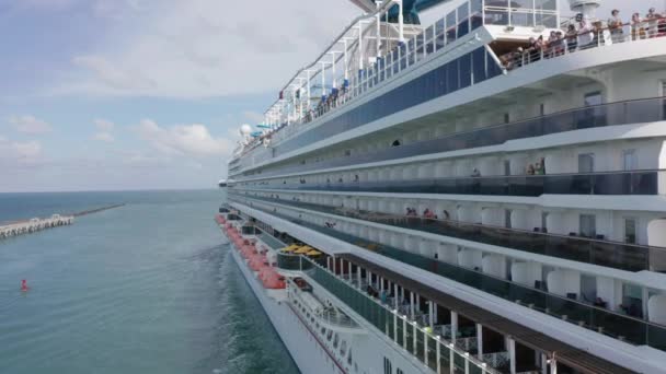4K drone shot of people celebrating vacation on cruise liner sailing to Bahamas — Stock Video