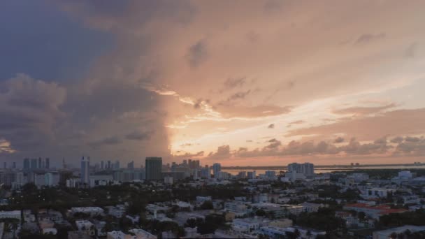 4K dron letící nad Miami South Beach s krásným růžovým západem slunce na zadním světle — Stock video