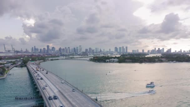 미국 플로리다주 마이애미만 항을 가로지르는 고속도로 다리 위의 교통 위 의 4K 항공 사진 — 비디오