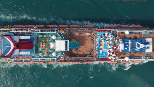 Atemberaubende Luftaufnahme des schönen weißen Kreuzfahrtschiffes in Richtung Atlantik — Stockvideo
