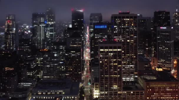 Névoa cênica está cobrindo torres de arranha-céus iluminados. Centro de São Francisco 4K — Vídeo de Stock