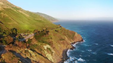 Ünlü batı sahili gün batımı manzarası. Sahilde 4K sinematik altın ışık havası