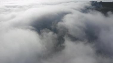 Dağlarda güzel bir gün doğumu. Ağır çekim için sinematik hava. 