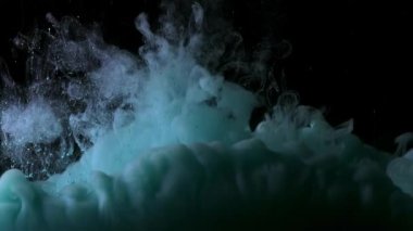Teal mavisi sıvı boya sihirli bir şekilde soyut bulutlu güzel bir sise dönüşüyor.