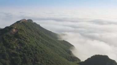 Dağlarda güzel bir gün doğumu. Ağır çekim için sinematik hava. 