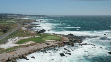 Kaliforniya doğası, ABD. Rocky Coast 'taki manzaralı golf sahasının sinematik görüntüleri.