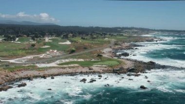 Kaliforniya doğası, ABD. Rocky Beach 'teki manzaralı golf sahasının sinematik görüntüleri.