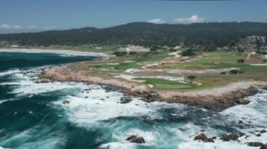Kaliforniya doğası, ABD. Rocky Beach 'teki manzaralı golf sahasının sinematik görüntüleri.