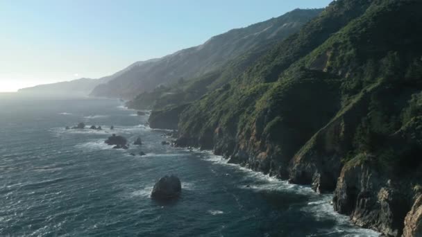 Природа Калифорнии, США. Кинематографический полет над скалистым океаном — стоковое видео