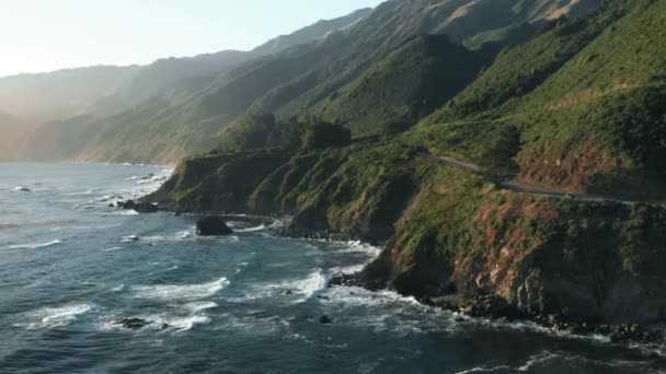 Kalifornien Natur, USA. Filmflug über die felsige Küste des Ozeans — Stockvideo