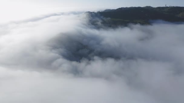 Hermoso amanecer en las montañas. Antena cinematográfica para rollo b en cámara lenta — Vídeos de Stock