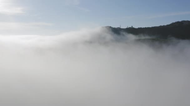 Hermoso amanecer en las montañas. Antena cinematográfica para rollo b en cámara lenta — Vídeos de Stock