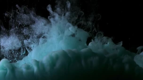 Τιλ μπλε χρώμα υγρό στροβιλίζεται μαγικά σε όμορφη αφηρημένη νεφελώδη ομίχλη — Αρχείο Βίντεο