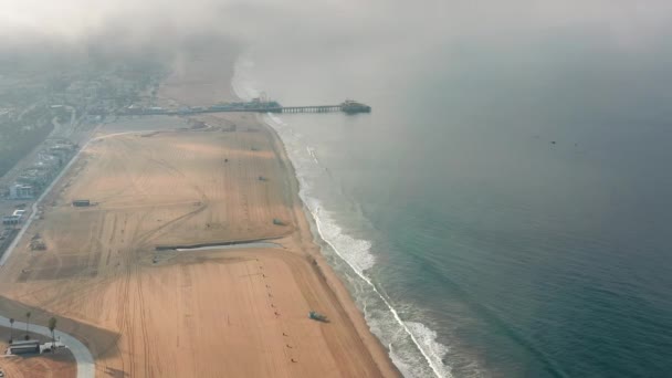 在COVID-19禽流感爆发期间，无人机在空旷海滩上空的云层中飞行 — 图库视频影像