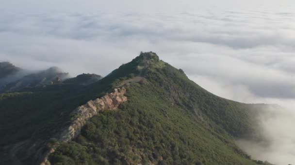 Aérea cinematográfica para movimiento lento b roll. Hermoso amanecer en las montañas . — Vídeos de Stock