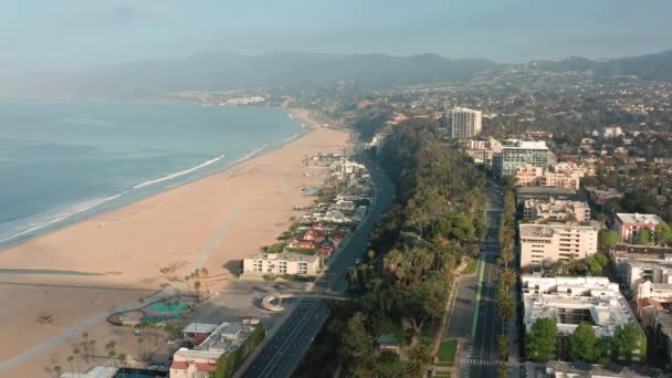 Stranden Santa Monica utan folk under karantänen COVID-19, Kalifornien — Stockvideo