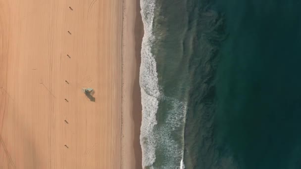 Dron letí nad prázdnou pláží při východu slunce podél pobřeží oceánu, 4K USA — Stock video