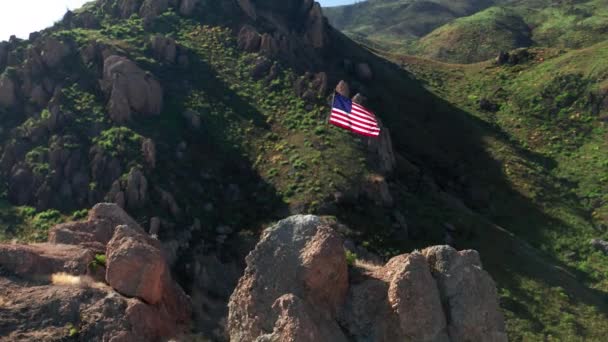 Zboară cinematic în jurul drapelului Statelor Unite ale Americii pe un steag . — Videoclip de stoc