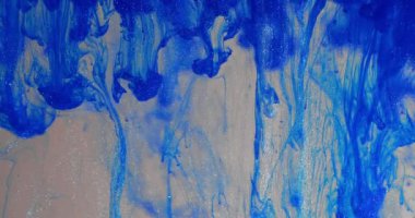 Duman dumanı gibi pürüzsüz safir mürekkebi patlıyor. Donanma mavi duman bulutları