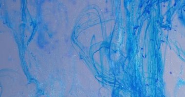 Sanat arkaplan dokusu. Suda yüzen pürüzsüz mavi ışıltılı toz. Yavaş çekim