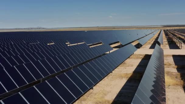 I pannelli solari producono energia verde e rispettosa dell'ambiente dalla luce solare. — Video Stock