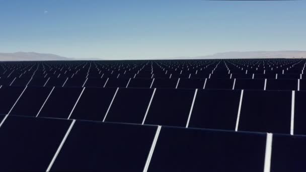 Cinematic 4K air view from drone (англійською). Сонячна ферма в пустельному ландшафті (США). — стокове відео